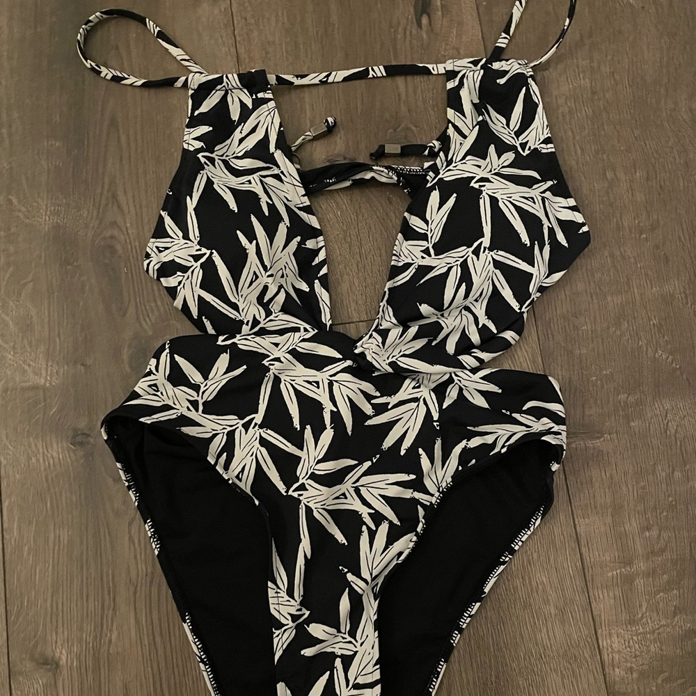 Women’secret 👙 one piece black and white swim suit